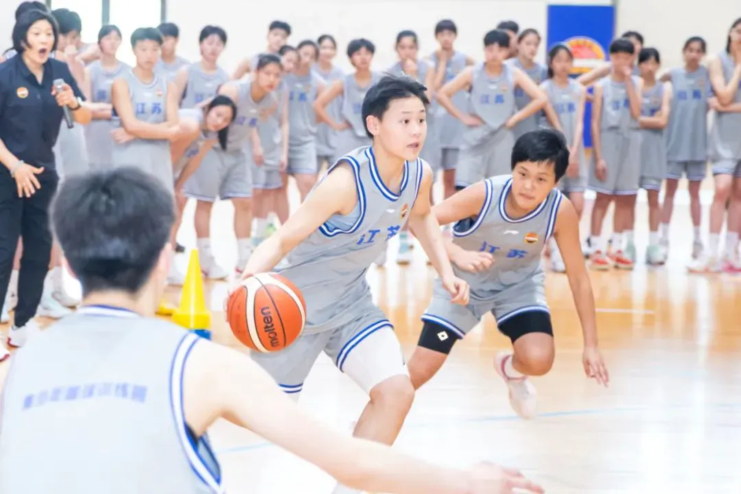 如何在篮球冬令营中加强体能训练?_0